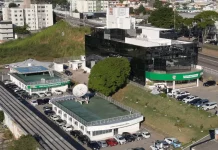 Defesa Civil de SC é a única do Brasil com captação direta de imagens de satélite em tempo real Vista aérea do Cigerd, em Florianópolis, com a antena da Defesa Civil de SC usada para receber imagens de satélite e monitorar o tempo em tempo real.