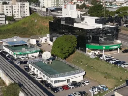 Defesa Civil de SC é a única do Brasil com captação direta de imagens de satélite em tempo real Vista aérea do Cigerd, em Florianópolis, com a antena da Defesa Civil de SC usada para receber imagens de satélite e monitorar o tempo em tempo real.