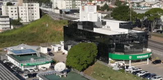 Vista aérea do Cigerd, em Florianópolis, com a antena da Defesa Civil de SC usada para receber imagens de satélite e monitorar o tempo em tempo real.