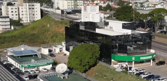 Vista aérea do Cigerd, em Florianópolis, com a antena da Defesa Civil de SC usada para receber imagens de satélite e monitorar o tempo em tempo real.