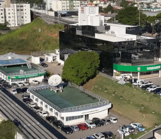 Defesa Civil de SC é a única do Brasil com captação direta de imagens de satélite em tempo real Vista aérea do Cigerd, em Florianópolis, com a antena da Defesa Civil de SC usada para receber imagens de satélite e monitorar o tempo em tempo real.