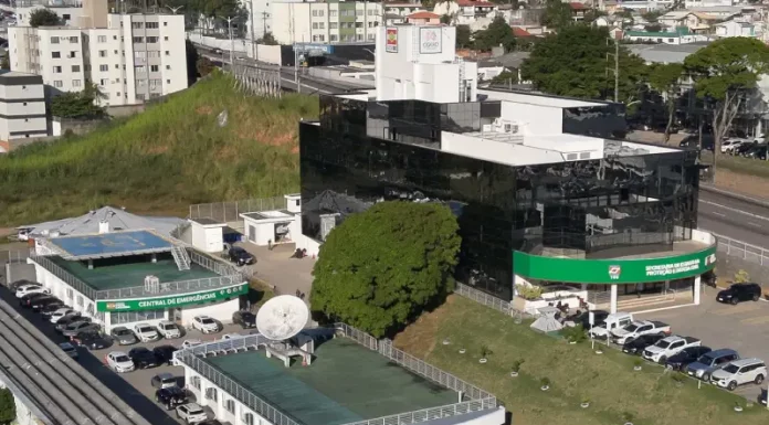 Defesa Civil de SC é a única do Brasil com captação direta de imagens de satélite em tempo real Vista aérea do Cigerd, em Florianópolis, com a antena da Defesa Civil de SC usada para receber imagens de satélite e monitorar o tempo em tempo real.