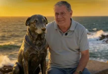 Foto do Deputado Mario Motta eo lado da estátua do cão Orelha