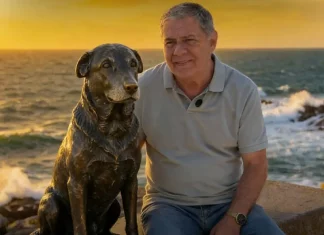 Florianópolis terá estátua em homenagem ao cão Orelha Foto do Deputado Mario Motta eo lado da estátua do cão Orelha