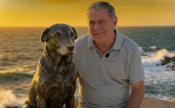 Florianópolis terá estátua em homenagem ao cão Orelha Foto do Deputado Mario Motta eo lado da estátua do cão Orelha