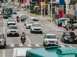 motocicletas dividem espaços com automóveis em ruas de São José, onde a prefeitura estuda implantar faixas exclusivas para motocicletas