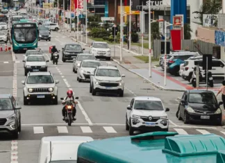 motocicletas dividem espaços com automóveis em ruas de São José, onde a prefeitura estuda implantar faixas exclusivas para motocicletas