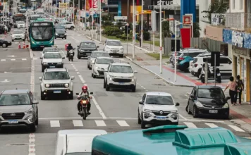 motocicletas dividem espaços com automóveis em ruas de São José, onde a prefeitura estuda implantar faixas exclusivas para motocicletas