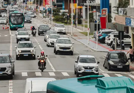 motocicletas dividem espaços com automóveis em ruas de São José, onde a prefeitura estuda implantar faixas exclusivas para motocicletas