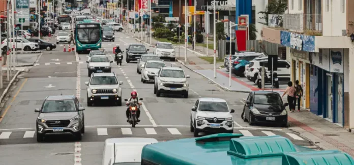 faixas-motocicletas motocicletas dividem espaços com automóveis em ruas de São José, onde a prefeitura estuda implantar faixas exclusivas para motocicletas