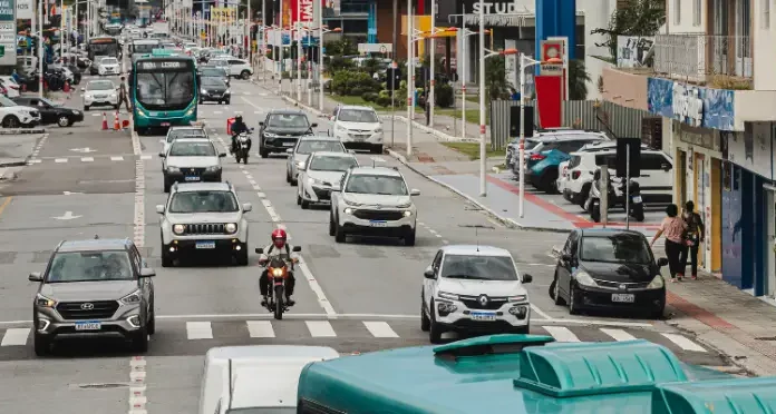 São José poderá instalar faixas exclusivas para motocicletas motocicletas dividem espaços com automóveis em ruas de São José, onde a prefeitura estuda implantar faixas exclusivas para motocicletas