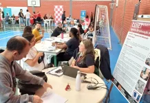 FCEE realiza feirão de empregos para PCD em São José Pessoas participando do Feirão de Empregos para PcD