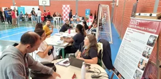 Pessoas participando do Feirão de Empregos para PcD