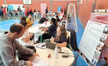 FCEE realiza feirão de empregos para PCD em São José Pessoas participando do Feirão de Empregos para PcD
