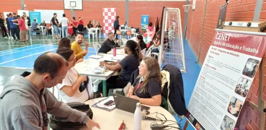 FCEE realiza feirão de empregos para PCD em São José Pessoas participando do Feirão de Empregos para PcD