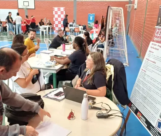 FCEE realiza feirão de empregos para PCD em São José Pessoas participando do Feirão de Empregos para PcD