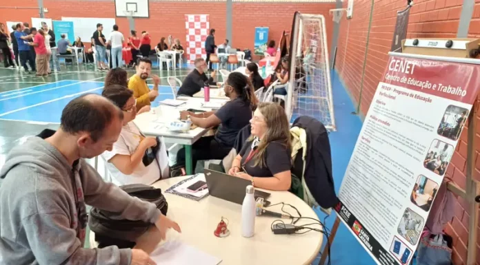 Pessoas participando do Feirão de Empregos para PcD