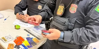 Agentes da polícia federal em operação da Ficco/SC
