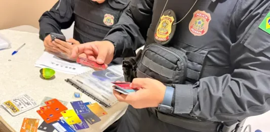 Agentes da polícia federal em operação da Ficco/SC