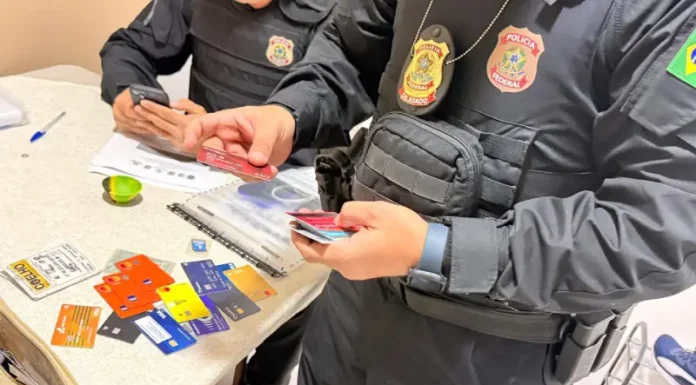 FICCO/SC enfraquece rede criminosa ligada ao tráfico na Grande Florianópolis Agentes da polícia federal em operação da Ficco/SC
