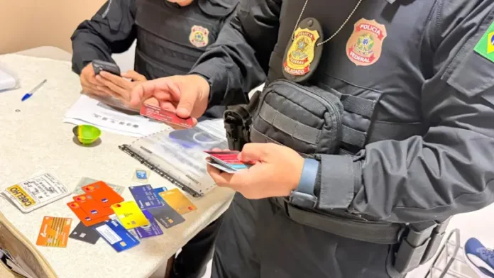 Agentes da polícia federal em operação da Ficco/SC