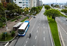 ônibus circulando em Florianópolis mostrando o ganho de tempo após o fim do pagamento em dinheiro