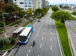 Fim do pagamento em dinheiro nos ônibus de Florianópolis deixa trajetos mais rápidos ônibus circulando em Florianópolis mostrando o ganho de tempo após o fim do pagamento em dinheiro
