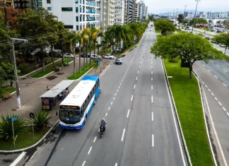 Fim do pagamento em dinheiro nos ônibus de Florianópolis deixa trajetos mais rápidos ônibus circulando em Florianópolis mostrando o ganho de tempo após o fim do pagamento em dinheiro