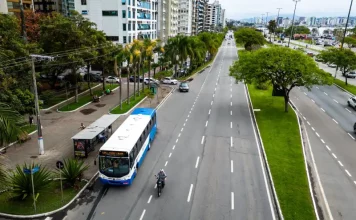 Fim do pagamento em dinheiro nos ônibus de Florianópolis deixa trajetos mais rápidos ônibus circulando em Florianópolis mostrando o ganho de tempo após o fim do pagamento em dinheiro