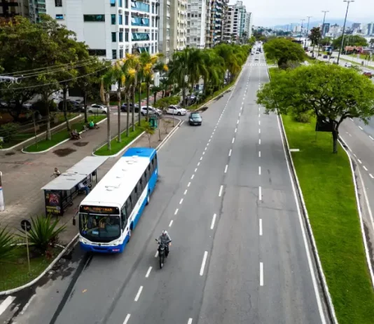 Fim do pagamento em dinheiro nos ônibus de Florianópolis deixa trajetos mais rápidos ônibus circulando em Florianópolis mostrando o ganho de tempo após o fim do pagamento em dinheiro