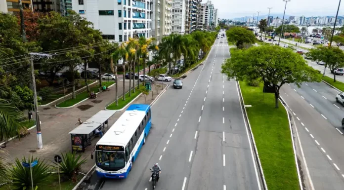 Fim do pagamento em dinheiro nos ônibus de Florianópolis deixa trajetos mais rápidos ônibus circulando em Florianópolis mostrando o ganho de tempo após o fim do pagamento em dinheiro