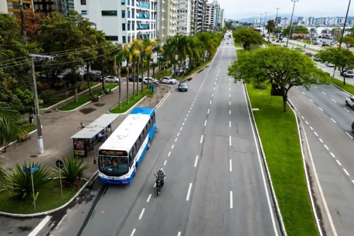 fim-pagamento-em-dinheiro-onibus-florianopolis ônibus circulando em Florianópolis mostrando o ganho de tempo após o fim do pagamento em dinheiro