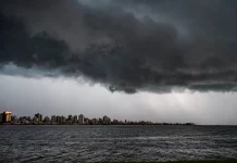 Nuvens escuras avançam sobre o litoral de Santa Catarina durante período de frio intenso, com previsão de ventos fortes e mudança no tempo.