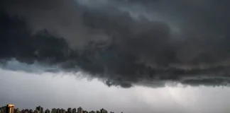 Nuvens escuras avançam sobre o litoral de Santa Catarina durante período de frio intenso, com previsão de ventos fortes e mudança no tempo.