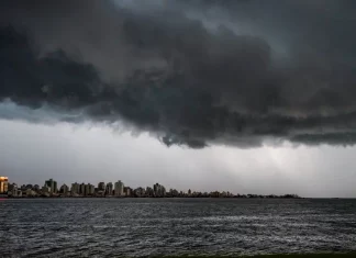 Nuvens escuras avançam sobre o litoral de Santa Catarina durante período de frio intenso, com previsão de ventos fortes e mudança no tempo.