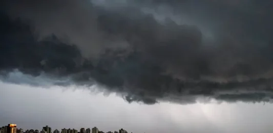 Santa Catarina terá semana de frio intenso, ventos e mar agitado Nuvens escuras avançam sobre o litoral de Santa Catarina durante período de frio intenso, com previsão de ventos fortes e mudança no tempo.