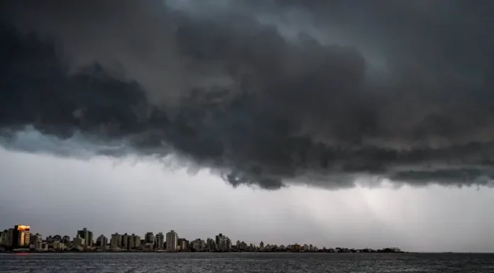 Santa Catarina terá semana de frio intenso, ventos e mar agitado Nuvens escuras avançam sobre o litoral de Santa Catarina durante período de frio intenso, com previsão de ventos fortes e mudança no tempo.
