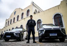 Guarda Municipal de Florianópolis efetuou 57 mandados de prisão nos primeiros meses de 2026 Agente da Guarda Municipal de Florianópolis, em frente a viatura