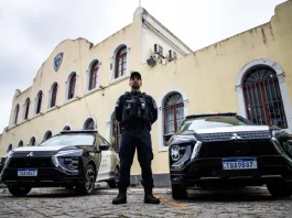 Guarda Municipal de Florianópolis efetuou 57 mandados de prisão nos primeiros meses de 2026 Agente da Guarda Municipal de Florianópolis, em frente a viatura