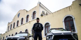 Agente da Guarda Municipal de Florianópolis, em frente a viatura