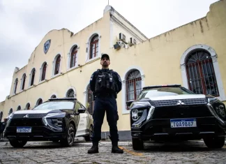 Guarda Municipal de Florianópolis efetuou 57 mandados de prisão nos primeiros meses de 2026 Agente da Guarda Municipal de Florianópolis, em frente a viatura