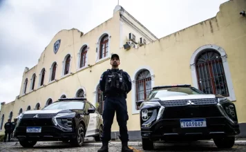 Guarda Municipal de Florianópolis efetuou 57 mandados de prisão nos primeiros meses de 2026 Agente da Guarda Municipal de Florianópolis, em frente a viatura