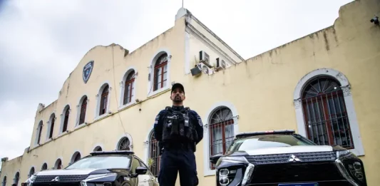 Guarda Municipal de Florianópolis efetuou 57 mandados de prisão nos primeiros meses de 2026 Agente da Guarda Municipal de Florianópolis, em frente a viatura