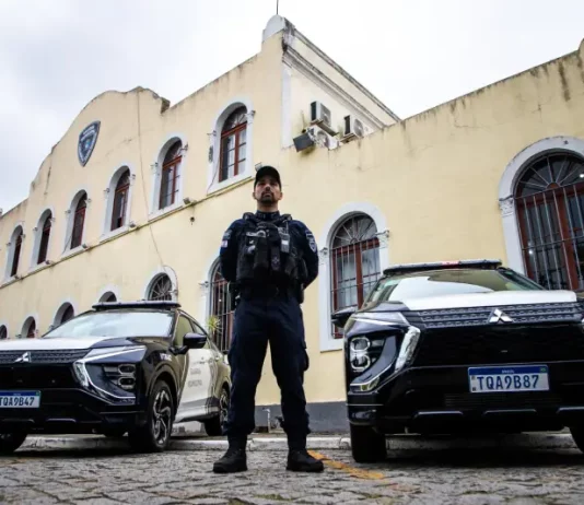 Guarda Municipal de Florianópolis efetuou 57 mandados de prisão nos primeiros meses de 2026 Agente da Guarda Municipal de Florianópolis, em frente a viatura