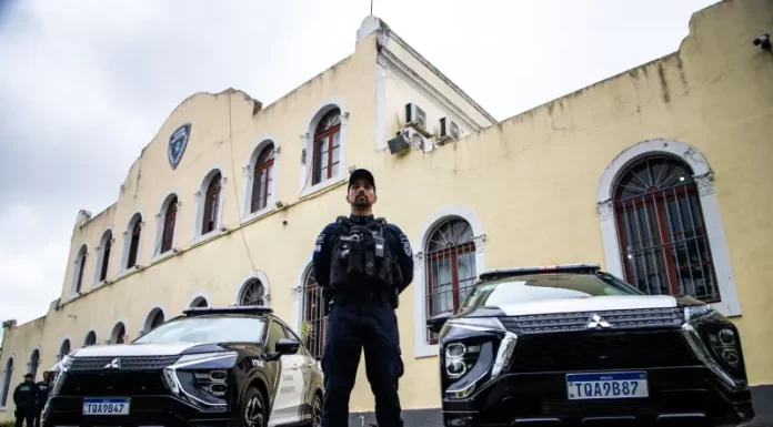 Guarda Municipal de Florianópolis efetuou 57 mandados de prisão nos primeiros meses de 2026 Agente da Guarda Municipal de Florianópolis, em frente a viatura