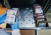 Profissional da saúde manuseia bolsas de sangue em unidade do Hemosc durante controle dos estoques, que estão em baixa em Santa Catarina.