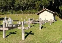 Foto de jazigos no cemitério da Colônia Santana