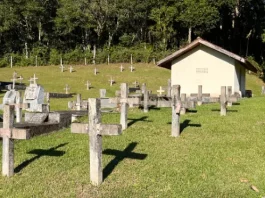 Foto de jazigos no cemitério da Colônia Santana