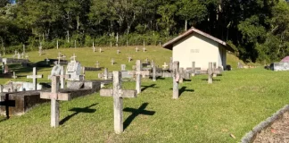 Foto de jazigos no cemitério da Colônia Santana
