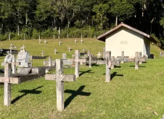 Foto de jazigos no cemitério da Colônia Santana